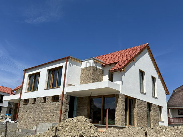 Eladó ikerház, Balatonfüreden 171.361 M Ft, 5 szobás