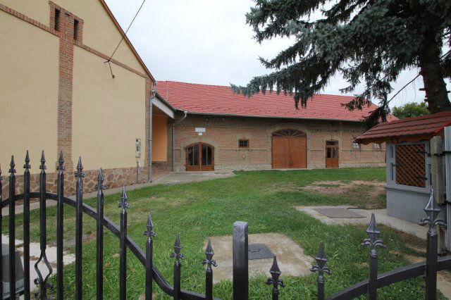 Eladó családi ház, Sásdon 65 M Ft, 4 szobás