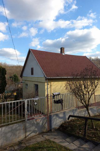 Eladó nyaraló, Komlón, Sikondai úton 35 M Ft, 2 szobás