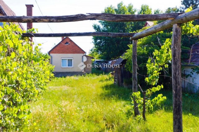 Eladó családi ház, Téten 12.99 M Ft, 1 szobás