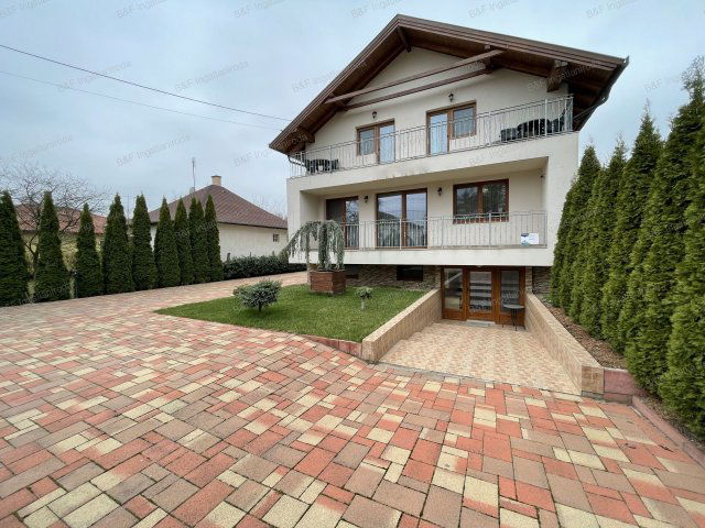 Eladó családi ház, Hajdúszoboszlón 299 M Ft, 12 szobás