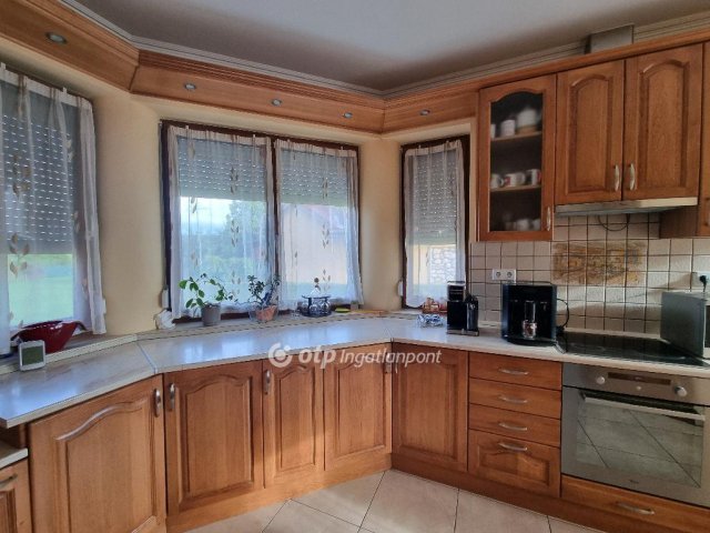 Eladó családi ház, Bakonyszentlászlón 117 M Ft, 4 szobás