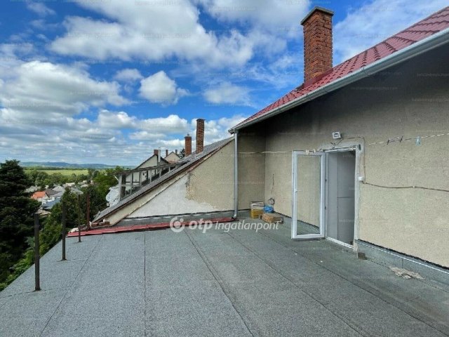 Eladó családi ház, Ajkán 49.9 M Ft, 4 szobás