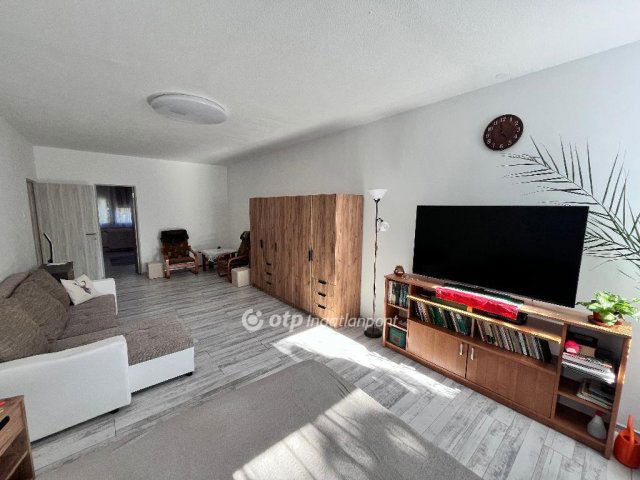 Eladó panellakás, Egerben 41.9 M Ft, 2 szobás