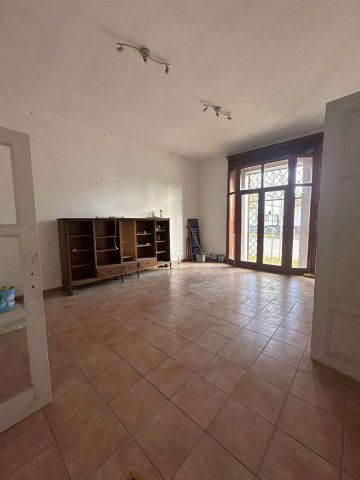 Kiadó üzlethelyiség, Esztergomban 160 E Ft / hó, 2 szobás