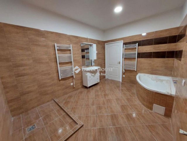 Eladó családi ház, Kecskeméten 85 M Ft, 8 szobás