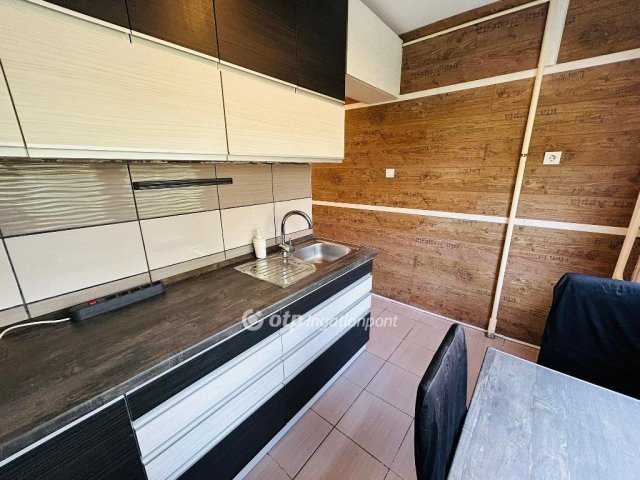 Eladó panellakás, Nyíregyházán 49.99 M Ft, 1+2 szobás