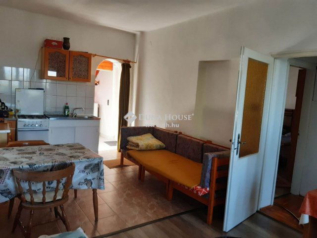 Eladó családi ház, Dunaalmáson 69.9 M Ft, 6 szobás