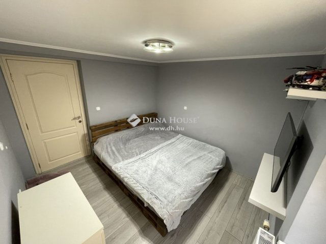 Eladó családi ház, Pécsett 109 M Ft, 6 szobás
