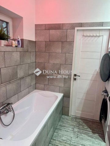 Eladó családi ház, Esztergomban 85 M Ft, 4 szobás