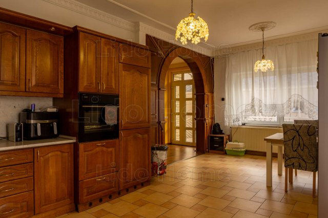 Eladó családi ház, Kecskéden 109 M Ft, 8 szobás