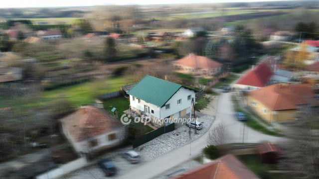 Eladó családi ház, Pápakovácsin 79.9 M Ft, 4 szobás