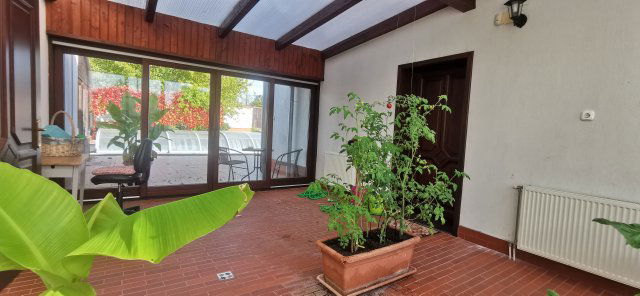 Eladó családi ház, Taksonyon 154.9 M Ft, 9 szobás