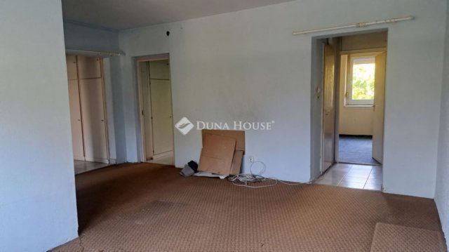 Eladó panellakás, Veszprémben 52.7 M Ft, 4 szobás