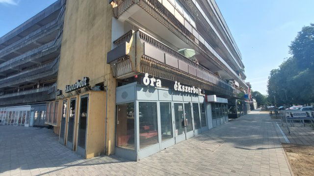 Eladó üzlethelyiség, Dombóváron, Hunyadi téren 33 M Ft