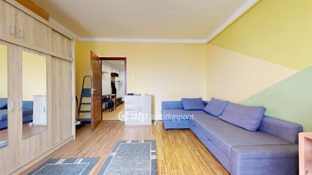 Eladó panellakás, Nyíregyházán 40 M Ft, 1 szobás
