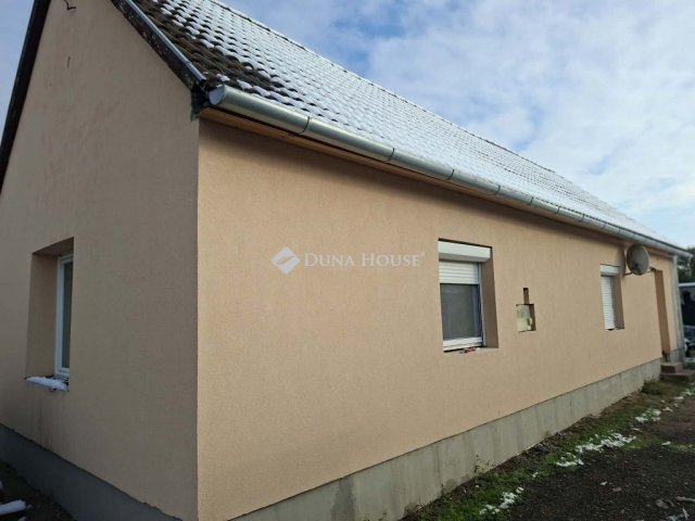 Eladó családi ház, Szentlőrincen 40 M Ft, 2 szobás