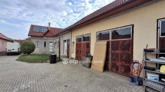 Eladó családi ház, Hajdúböszörményen 100 M Ft, 4 szobás