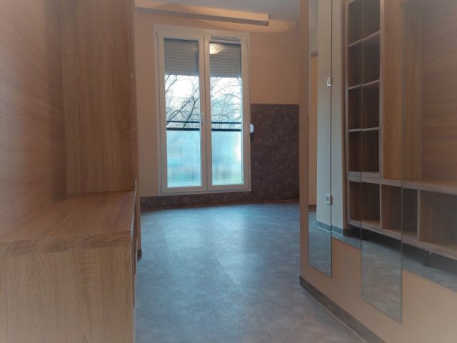 Kiadó panellakás, albérlet, Pécsett 150 E Ft / hó, 1 szobás