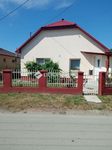 Eladó családi ház, Komorón 19.2 M Ft, 3 szobás