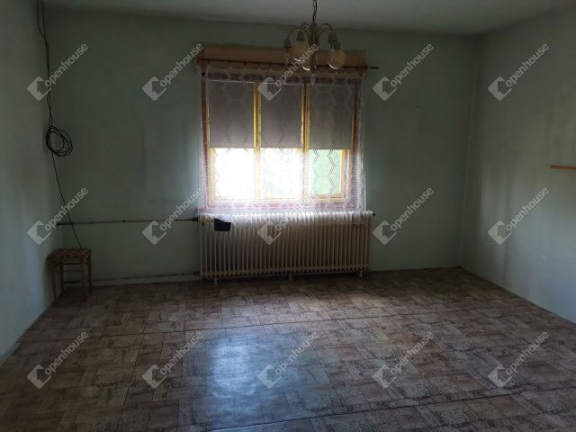 Eladó családi ház, Komáromban 53 M Ft, 5 szobás