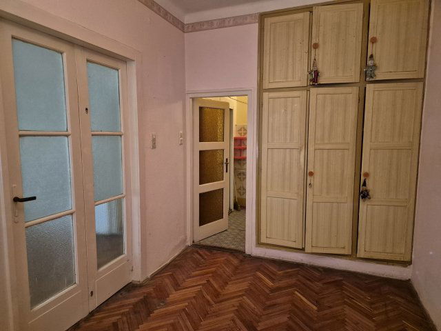 Eladó téglalakás, Szolnokon 23.5 M Ft, 2 szobás