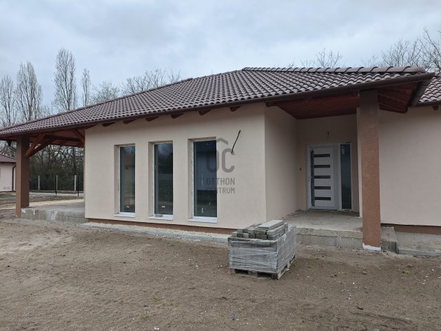 Eladó ikerház, Kiskunlacházán 92.9 M Ft, 4 szobás