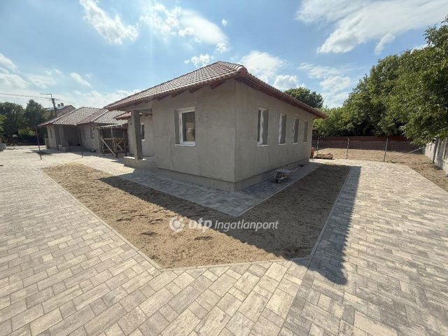 Eladó ikerház, Tiszakécskén 59.9 M Ft, 2 szobás