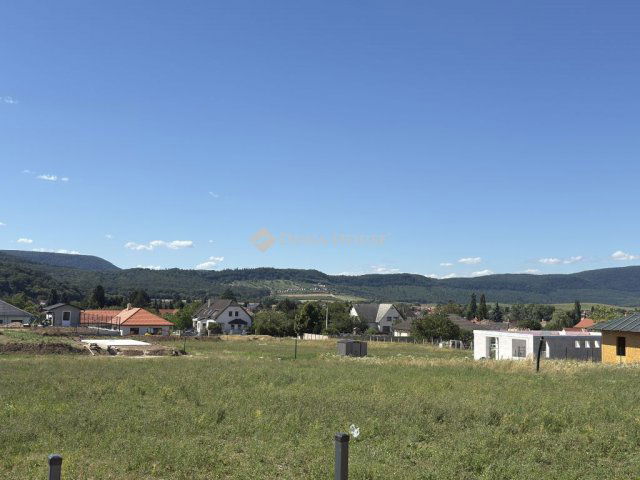 Eladó ikerház, Tarjánon, Nefelejcs utcában 97.6 M Ft, 4 szobás