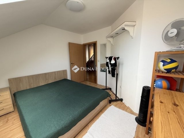 Eladó téglalakás, Pécsett 84.9 M Ft, 5 szobás
