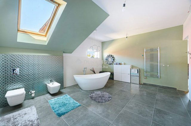 Eladó ikerház, Pécelen 369 M Ft, 11 szobás