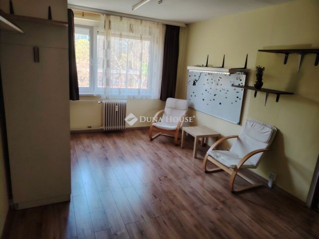 Eladó panellakás, Szegeden 58 M Ft, 4 szobás