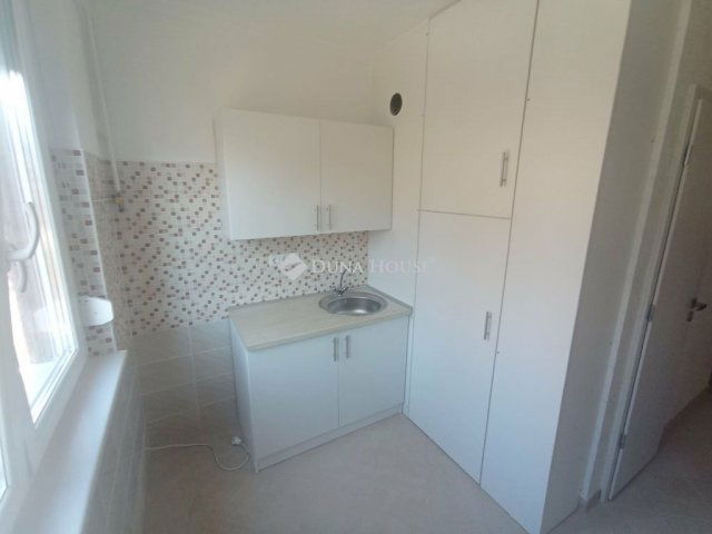 Eladó panellakás, Kecskeméten 35.9 M Ft, 1 szobás