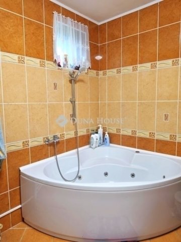 Eladó családi ház, Pécsett 89.9 M Ft, 7 szobás