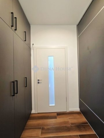 Eladó téglalakás, Pécsett 190 M Ft, 4 szobás