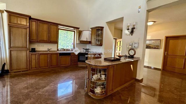 Eladó családi ház, Leányfaluban 571.5 M Ft, 6+1 szobás