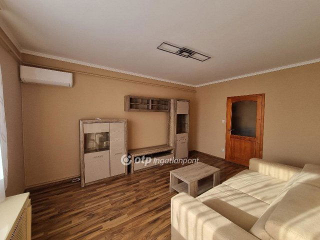 Eladó téglalakás, Pápán 40.5 M Ft, 2 szobás