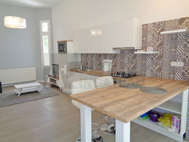 Kiadó téglalakás, albérlet, Szegeden 300 E Ft / hó, 3 szobás