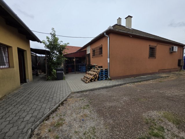 Eladó üzlethelyiség, Adonyban 179.99 M Ft, 6+4 szobás
