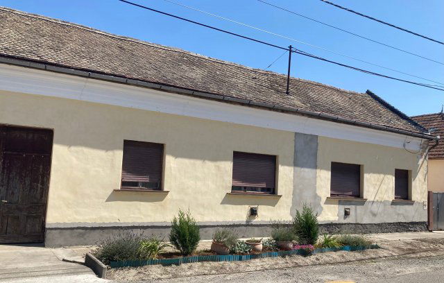 Eladó családi ház, Szekszárdon 39.9 M Ft, 3 szobás