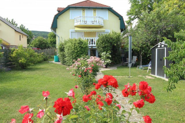 Eladó családi ház, Csopakon 266 M Ft, 9 szobás