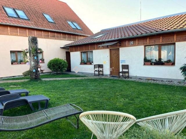 Eladó családi ház, Hévízen 210 M Ft, 10 szobás