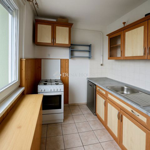 Eladó panellakás, Pápán 36.9 M Ft, 3 szobás