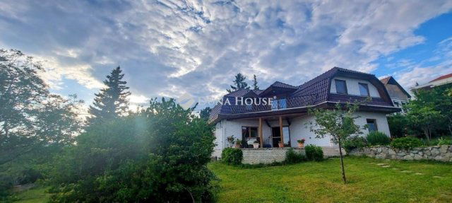 Eladó családi ház, Szentendrén 149.9 M Ft, 6 szobás