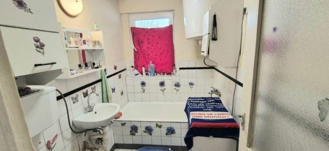 Eladó családi ház, Szegeden 33.8 M Ft, 1 szobás