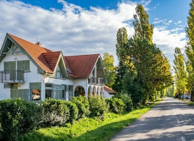 Eladó ikerház, Szigligeten, Soponyai úton 429 M Ft, 7+2 szobás