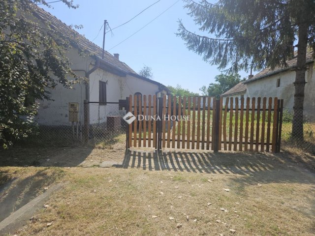 Eladó családi ház, Tácon 20 M Ft, 2 szobás
