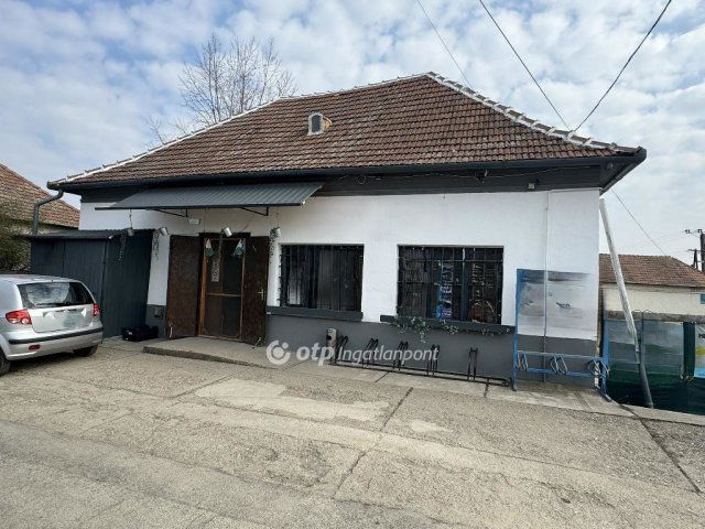 Eladó üzlethelyiség, Poroszlón 24 M Ft, 3 szobás