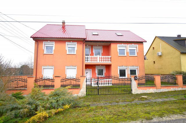 Eladó üzlethelyiség, Bábolnán 190 M Ft, 11 szobás