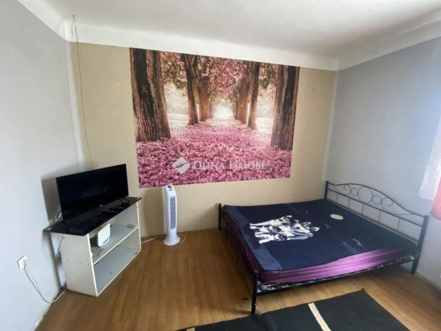 Eladó családi ház, Tasson 35 M Ft, 2 szobás